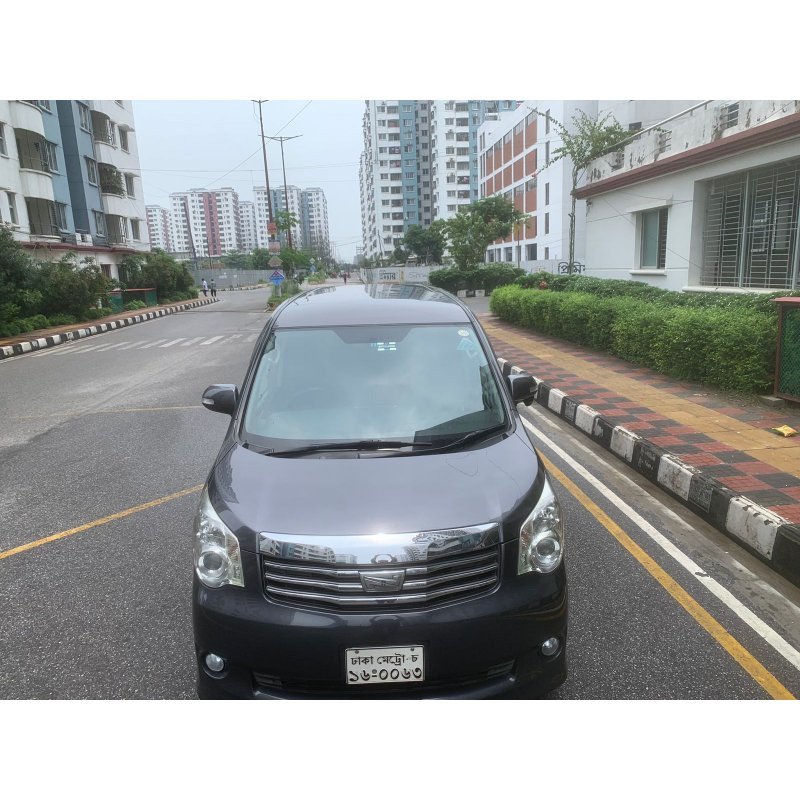 Toyota Noah X Smart  2011