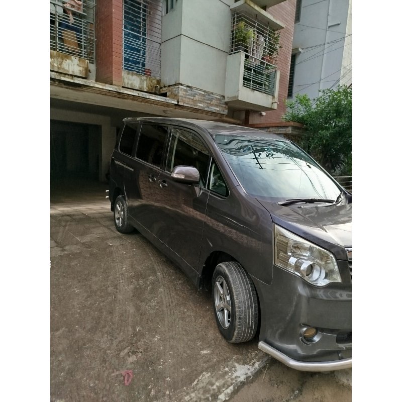 Toyota Noah X 2011