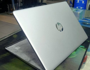 HP Notebook 15-dy1076nr Core i5 10th Gen Laptop