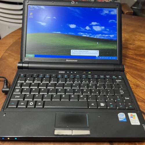 Lenovo S10 Intel Atom 4GB RAM 10.1" LCD Monitor
