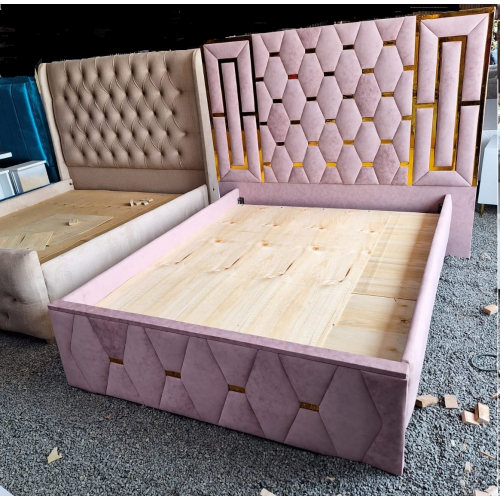Luxurious Style Queen Size Bed