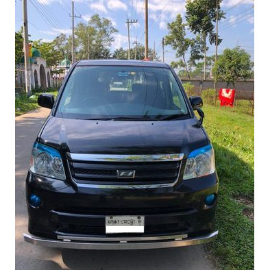 Toyota Noah 2004