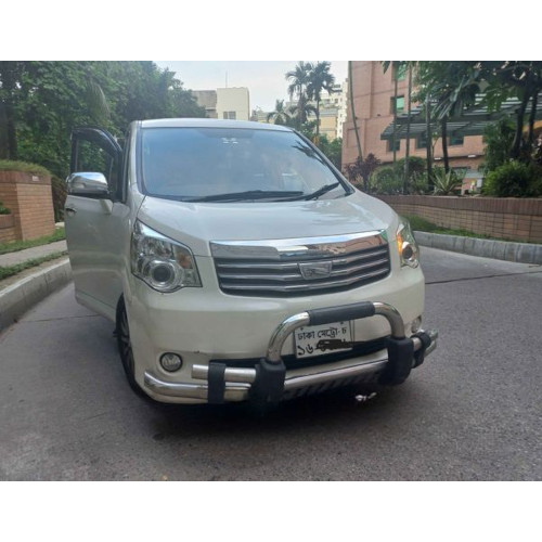 Toyota Noah X Smart 2011