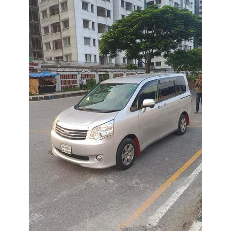 Toyota Noah X 2012