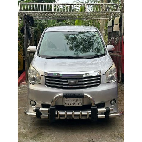 Toyota Noah X 2011