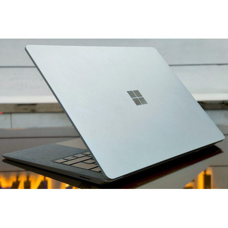 Microsoft Surface Laptop 2 Core i7 8th Gen