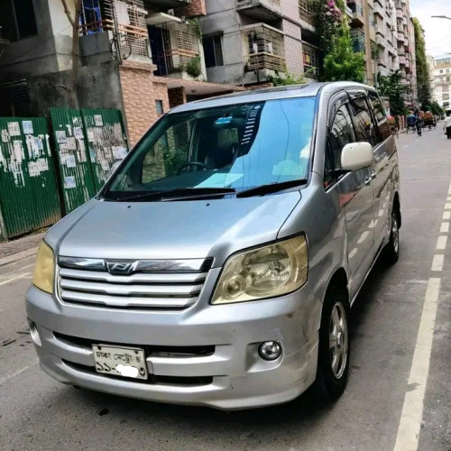 Toyota Noah 2003