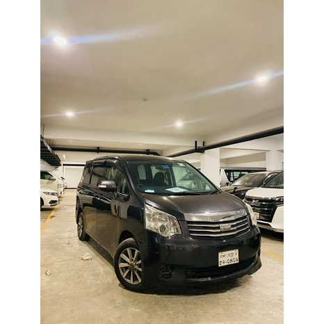 Toyota Noah X 2013