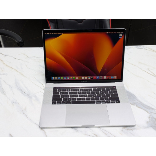 Apple MacBook Pro Core i7 2017 with 4GB Radeon Pro 560