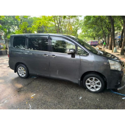 Toyota Noah 2011