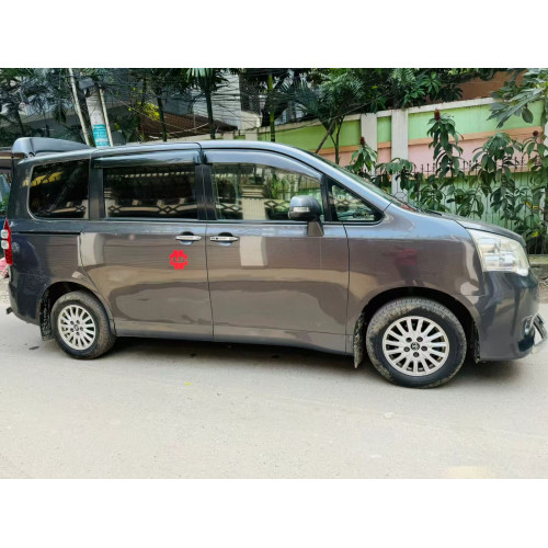 Toyota X Noah 2012