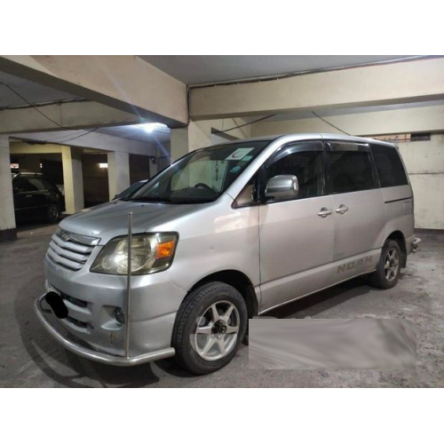 Toyota Noah 2003