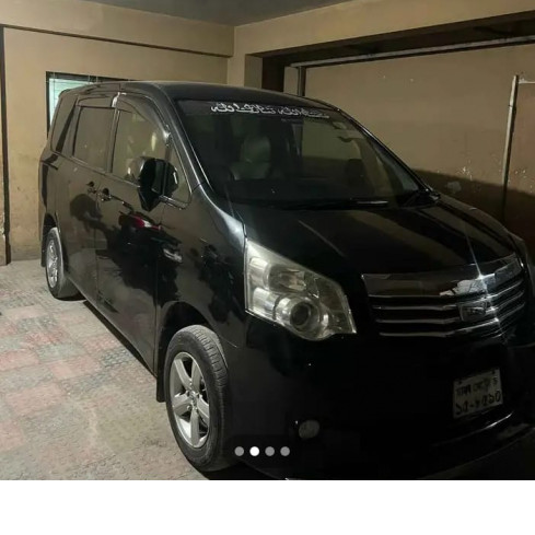Toyota Noah 2010