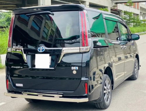Toyota Esquire Hybrid 2015